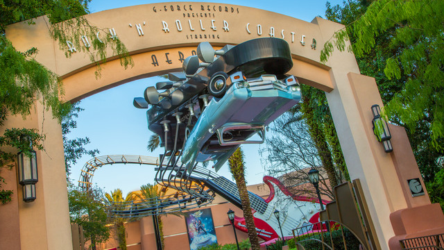 rock n roller coaster obscene hand gesture steven tyler