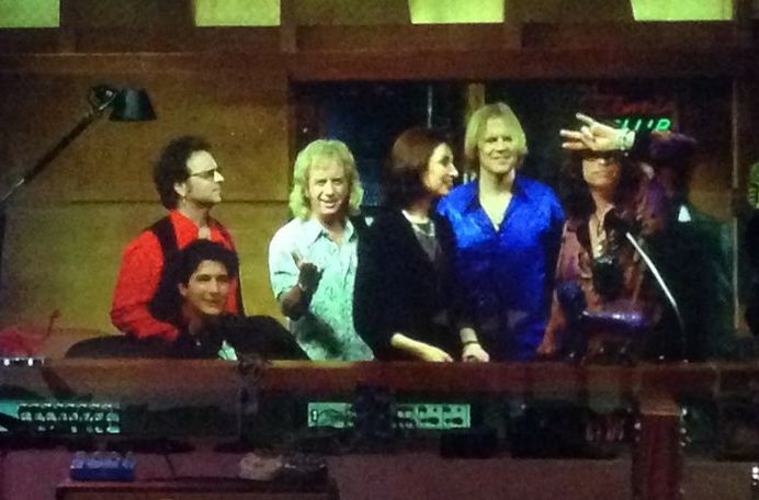 steven tyler hand gesture